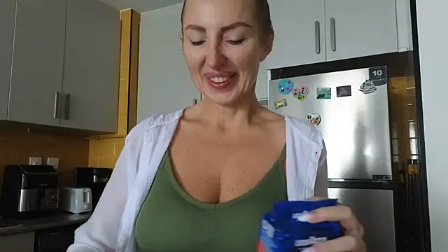 Snapshot of Allys chatting on 10-02-25, 05:14 Allys online show from 10-02-25, 05:14