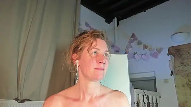 Lola Belgium online show from 03-22-25, 08:04