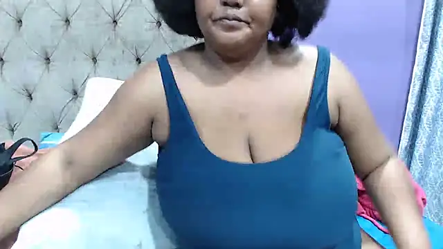 Snapshot of GiantTittts chatting on 09-09-25, 05:34 GiantTittts online show from 09-09-25, 05:34