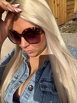 Snapshot of Bustyblondebabe32 chatting on 03-06-25, 11:58 Bustyblondebabe32 online show from 03-06-25, 11:58