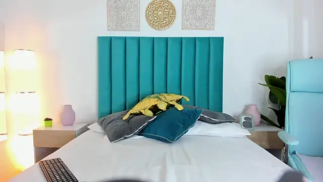 Snapshot of LiamCharlotte45 chatting on 03-18-25, 04:04 LiamCharlotte45 online show from 03-18-25, 04:04