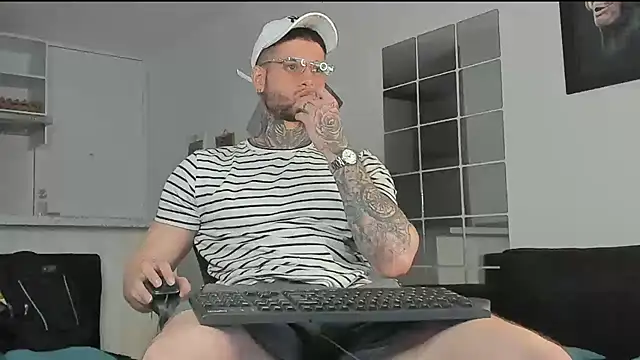 Snapshot of _jamesleandros1 chatting on 01-06-25, 10:05 jamesleandros1 online show from 01-06-25, 10:05