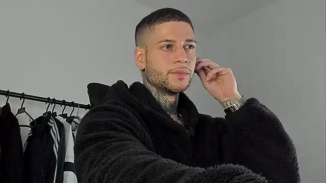 Snapshot of _jamesleandros1 chatting on 10-16-25, 10:22 jamesleandros1 online show from 10-16-25, 10:22