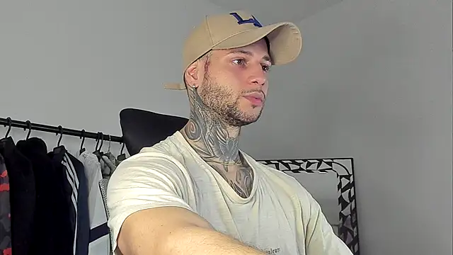 Snapshot of _jamesleandros1 chatting on 10-23-25, 12:43 jamesleandros1 online show from 10-23-25, 12:43