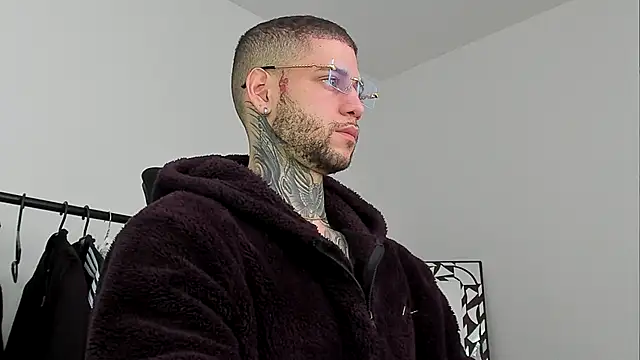 Snapshot of _jamesleandros1 chatting on 11-12-25, 12:27 jamesleandros1 online show from 11-12-25, 12:27