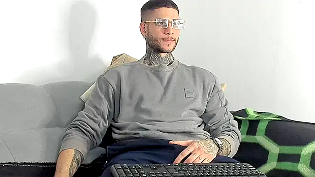 Snapshot of _jamesleandros1 chatting on 11-29-25, 08:01 jamesleandros1 online show from 11-29-25, 08:01