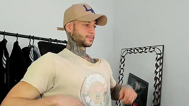 Snapshot of _jamesleandros1 chatting on 12-13-25, 07:53 jamesleandros1 online show from 12-13-25, 07:53