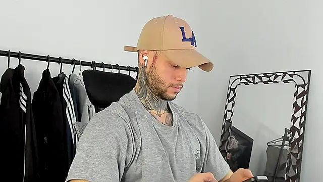 Snapshot of _jamesleandros1 chatting on 12-14-25, 07:51 jamesleandros1 online show from 12-14-25, 07:51