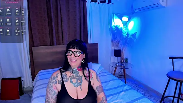 Snapshot of VampGirl1 chatting on 07-19-26, 01:37 VampGirl1 online show from 07-19-26, 01:37