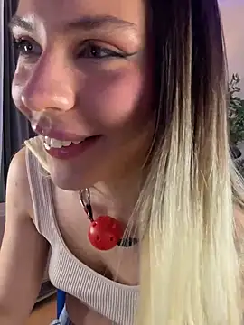 Snapshot of KittyKatyDream chatting on 01-18-25, 04:53 KittyKatyDream online show from 01-18-25, 04:53