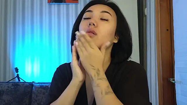 Snapshot of lily__foster chatting on 09-19-25, 06:48 lily foster online show from 09-19-25, 06:48