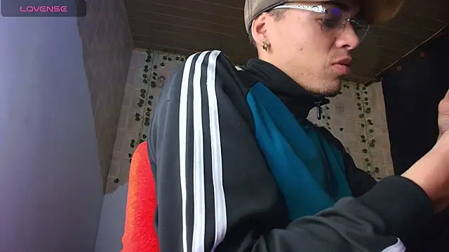 Snapshot of kisstarxxx chatting on 09-23-25, 02:58 kisstarxxx online show from 09-23-25, 02:58