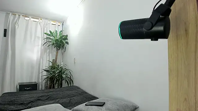 Lia-y-felipe online show from 11-30-25, 08:24