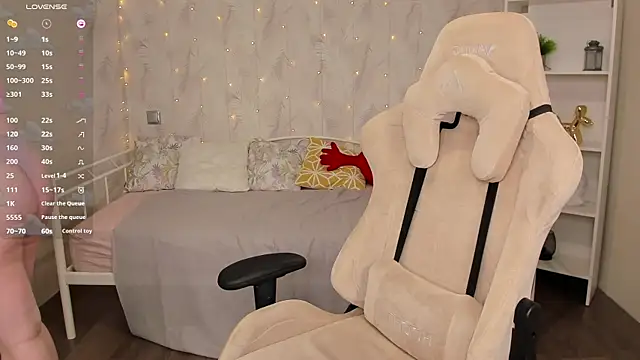 art lovee online show from 01-25-25, 07:49