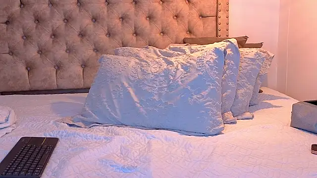 KeryHillson online show from 12-14-25, 01:05