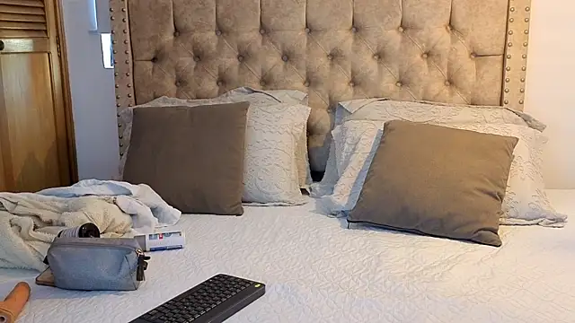 KeryHillson online show from 01-18-26, 01:59