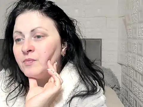 Snapshot of Lillian2 chatting on 02-15-25, 12:33 Lillian2 online show from 02-15-25, 12:33