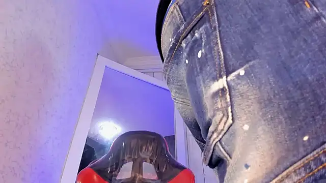 Snapshot of DominicSccott chatting on 10-15-25, 01:00 DominicSccott online show from 10-15-25, 01:00