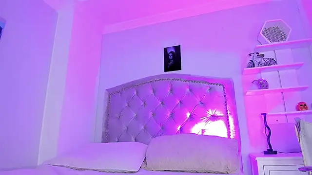 Snapshot of CamileHolmes chatting on 12-29-24, 05:21 CamileHolmes online show from 12-29-24, 05:21