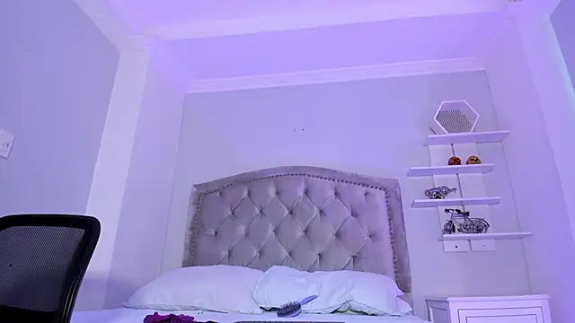 Snapshot of CamileHolmes chatting on 02-09-25, 08:44 CamileHolmes online show from 02-09-25, 08:44