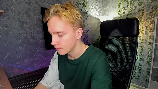 Snapshot of AlexxSweet chatting on 12-21-24, 07:35 AlexxSweet online show from 12-21-24, 07:35