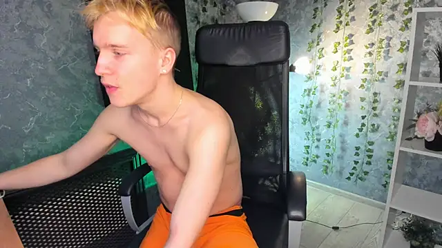 Snapshot of AlexxSweet chatting on 12-22-24, 10:28 AlexxSweet online show from 12-22-24, 10:28