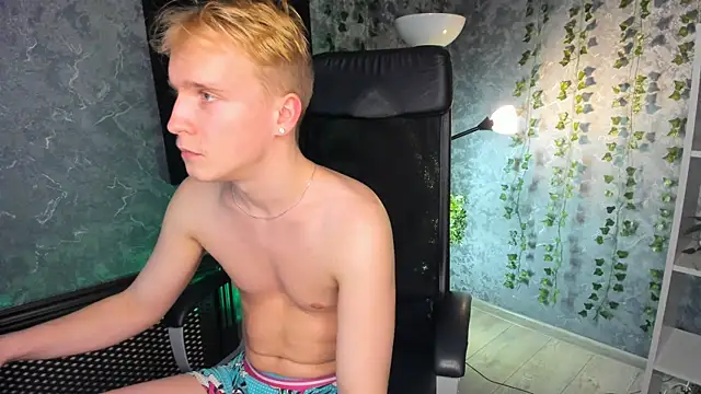 Snapshot of AlexxSweet chatting on 12-22-24, 04:38 AlexxSweet online show from 12-22-24, 04:38