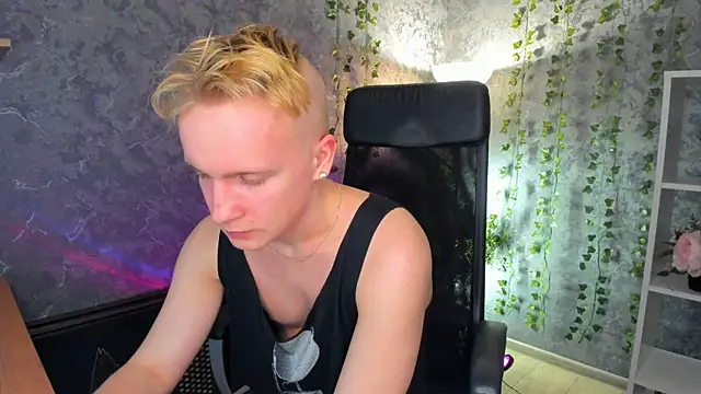 Snapshot of AlexxSweet chatting on 12-28-24, 07:33 AlexxSweet online show from 12-28-24, 07:33