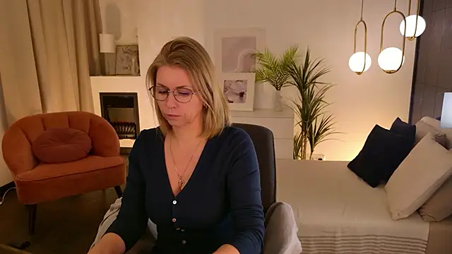 Snapshot of Annie_Light chatting on 02-07-26, 12:31 Annie Light online show from 02-07-26, 12:31