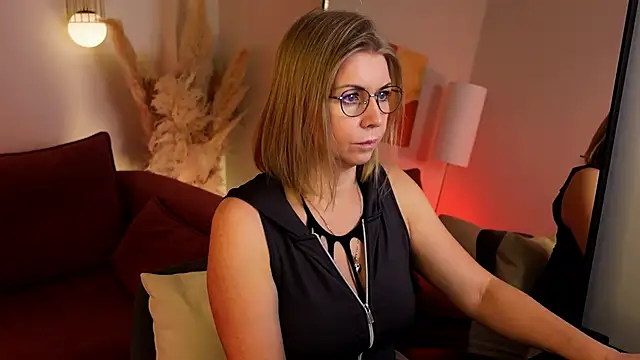 Snapshot of Annie_Light chatting on 02-09-26, 06:39 Annie Light online show from 02-09-26, 06:39