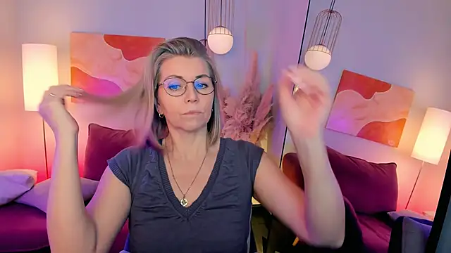 Snapshot of Annie_Light chatting on 02-10-26, 06:39 Annie Light online show from 02-10-26, 06:39