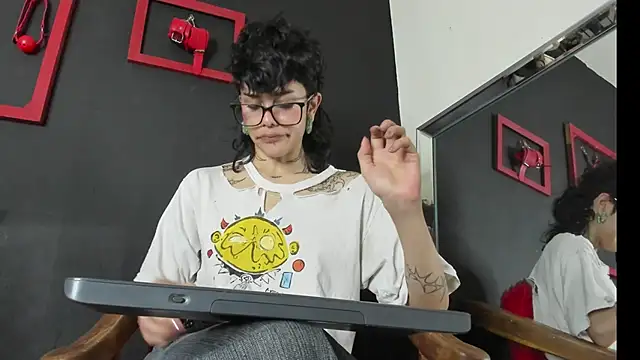 Snapshot of trinitty chatting on 12-17-24, 07:26 trinitty online show from 12-17-24, 07:26