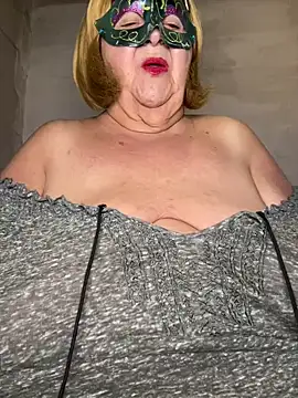 Snapshot of mariannecox chatting on 02-12-25, 06:40 mariannecox online show from 02-12-25, 06:40