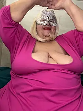 Snapshot of mariannecox chatting on 10-26-25, 04:35 mariannecox online show from 10-26-25, 04:35