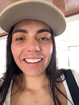 i am nina  online show from 11-22-25, 06:40