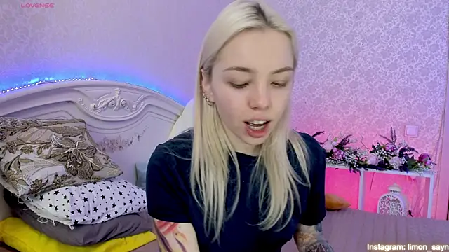 LillyMoure  online show from 03-17-25, 12:19