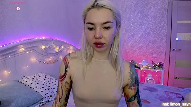 LillyMoure  online show from 11-11-25, 11:27