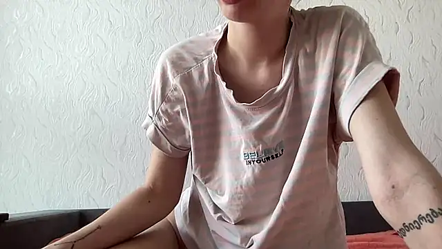 Snapshot of HoneyWiles chatting on 07-14-26, 12:55 HoneyWiles online show from 07-14-26, 12:55