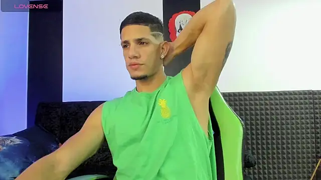 Snapshot of jhonnysnow17 chatting on 02-04-25, 04:15 jhonnysnow17 online show from 02-04-25, 04:15