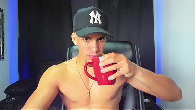 Snapshot of jhonnysnow17 chatting on 10-25-25, 04:13 jhonnysnow17 online show from 10-25-25, 04:13