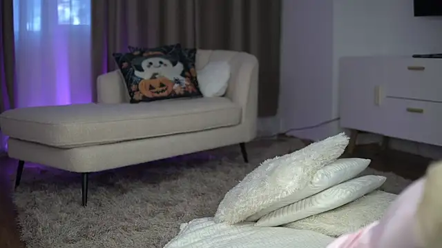 TiffanyMaze online show from 10-30-25, 11:44