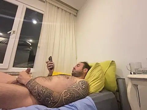 Snapshot of constantine_01 chatting on 12-04-24, 01:03 constantine 01 online show from 12-04-24, 01:03