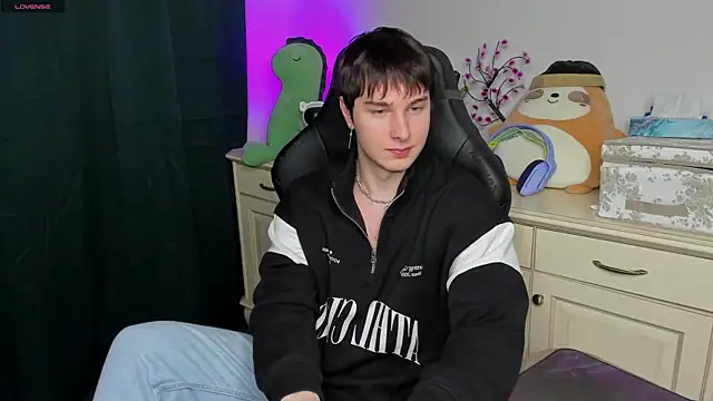 Snapshot of Vincent_Strong chatting on 02-08-26, 06:00 Vincent Strong online show from 02-08-26, 06:00