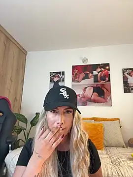 zafiro mo0n online show from 02-24-25, 10:58