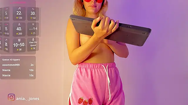 Snapshot of Ania_jones chatting on 12-28-24, 02:11 Ania jones online show from 12-28-24, 02:11