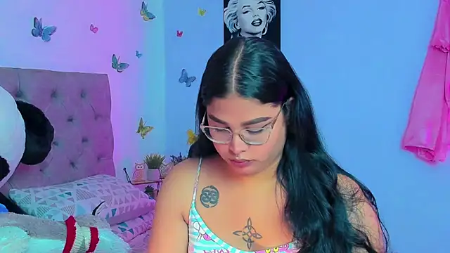 Snapshot of mabellfox chatting on 12-21-24, 06:23 mabellfox online show from 12-21-24, 06:23