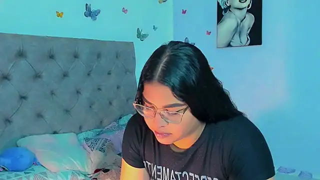 Snapshot of mabellfox chatting on 12-28-24, 04:52 mabellfox online show from 12-28-24, 04:52