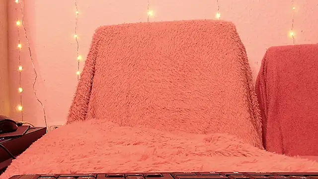 Snapshot of SecretAnni chatting on 12-22-24, 09:11 SecretAnni online show from 12-22-24, 09:11