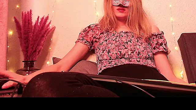 Snapshot of SecretAnni chatting on 01-08-25, 02:25 SecretAnni online show from 01-08-25, 02:25