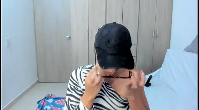 Snapshot of Hana_Zurah chatting on 02-04-25, 10:45 Hana Zurah online show from 02-04-25, 10:45